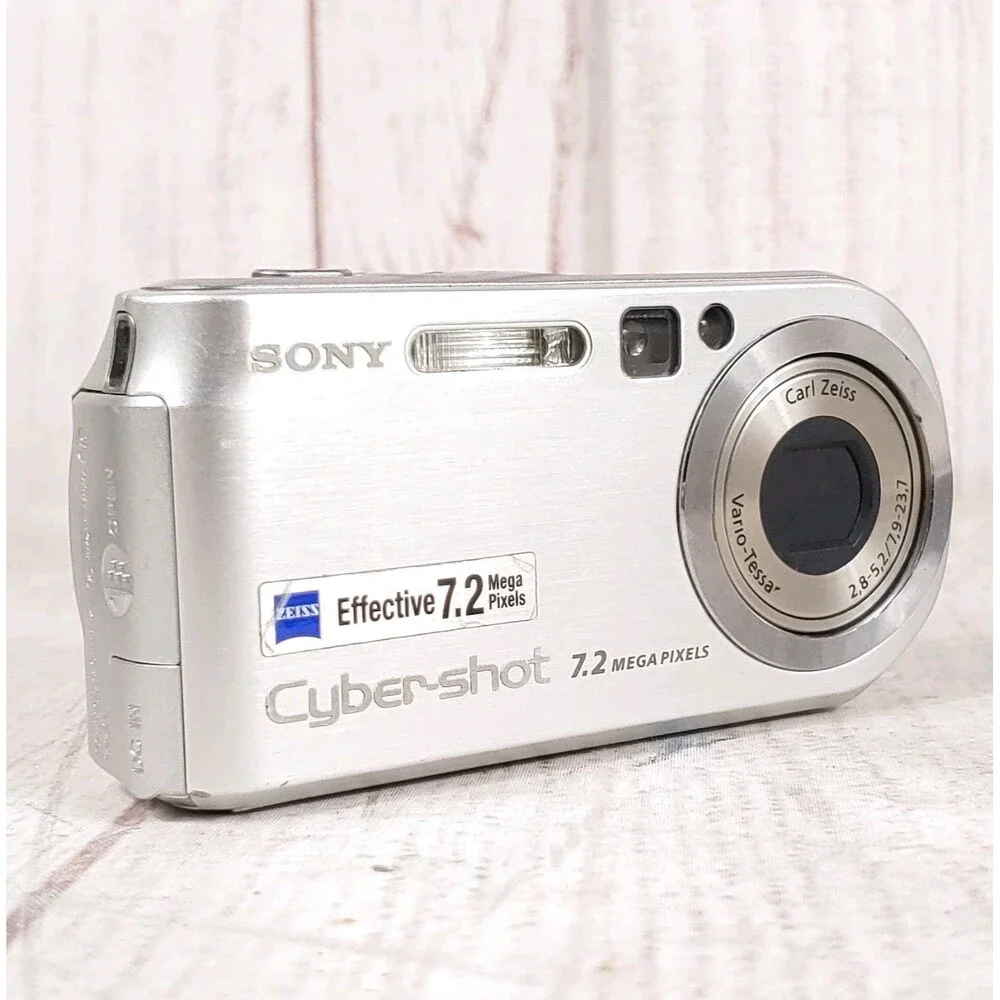 NO BATTERY - Sony Cyber-shot DSC-P200 7.2MP Digital Camera Silver - TESTED WORKS